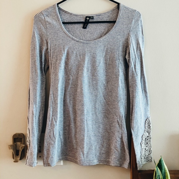 Adorable Striped Shirt with Lace Embroidery - Picture 1 of 4